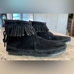 Minnetonka Soft Black Suede Women's Moccasin